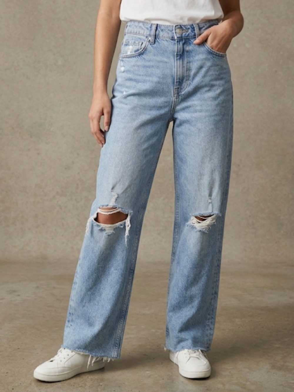 ZARA High-Rise Wide Leg Raw Hem Distressed light wash Jeans Size 2